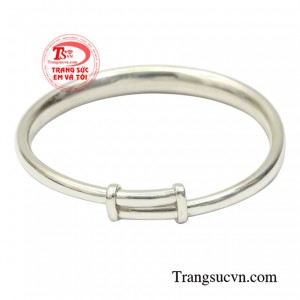 Không chỉ mang đến vẻ đẹp mà đeo vòng tay bạc còn an toàn cho làn da trẻ nhỏ và giúp cản gió, kháng khuẩn bảo vệ sức khỏe cho các bé.