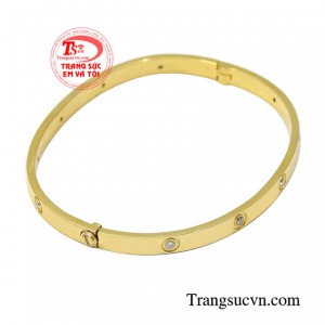 Chiếc vòng tay vàng được chế tác kiểu dáng trẻ trung giúp người đeo thêm phần sang trọng và thanh lịch.
