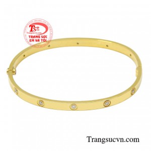 Sản phẩm khiến cho phái đẹp trông lôi cuốn và ấn tượng, giúp các cô gái hiện đại tự tin thể hiện cá tính của mình trước đám đông.