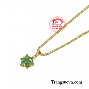 Đeo trang sức gắn ngọc lục bảo giúp thu hút may mắn, mang lại thành công và hưng thịnh