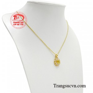 Bộ dây chuyền nữ đài các được ví như người phụ nữ bản lĩnh, cùng vẻ đẹp rạng ngời từng trải.