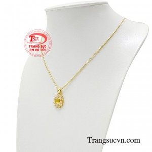 Khi diện món trang sức này bạn thực sự giống như những đóa hoa kiêu sa, thanh lịch nhưng không vì thế mà thiếu đi sự cá tính độc lập vốn có của người phụ nữ Á Đông. 