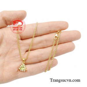 Vì vậy bộ dây chuyền rất được phái đẹp ưa chuộng, là món phụ kiện không thể thiếu của các quý cô