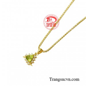 Mặt dây peridot thiên nhiên là viên đá tượng trưng cho hạnh phúc, may mắn và niềm vui trong cuộc sống