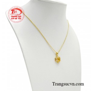 Năng lượng của đá thạch anh tỏa ra tựa như những tia nắng mặt trời giúp kích thích não bộ, tăng cường khả năng tập trung của các giác quan. 