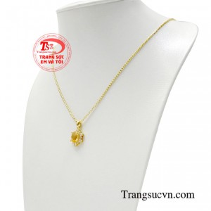 Đặc biệt, người sở hữu bộ dây chuyền nữ sắc sảo cũng vô cùng xinh đẹp trong mắt người khác bởi khả năng thu hút từ đá thạch anh.