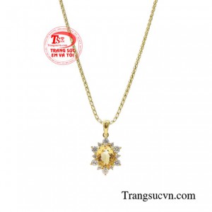 Còn trong ngũ hành, đá thạch anh vàng là đặc trưng của hành thổ nên những người mệnh thổ đeo loại đá quý này sẽ tương hợp giúp mọi chuyện được hanh thông, gặp nhiều may mắn. 