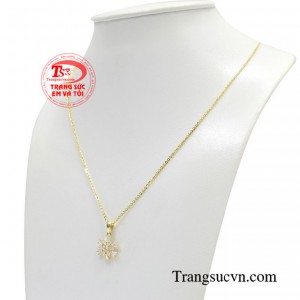 Sản phẩm kết hợp tinh tế mang lại nét thanh lịch, quý phái và duyên dáng cho các quý cô