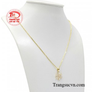 Bộ dây chuyền cũng dễ dàng kết hợp vời nhiều kiểu trang phục tạo nên phong cách cá tính và cuốn hút