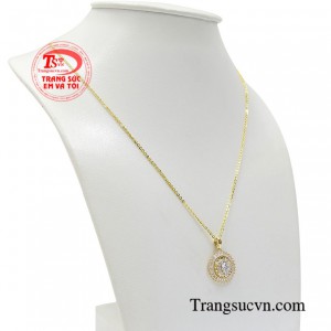 Với sự kết hợp giữa mặt dây được gắn đá CZ lấp lánh cùng với dây chuyền vàng nhỏ nhắn, thanh thoát phù hợp với nhiều trang phục và phong cách thời trang
