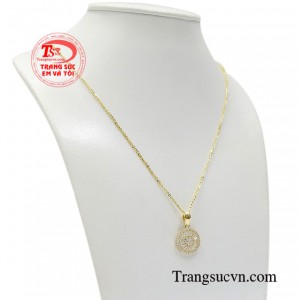 Bộ trang sức kết hợp hài hòa giữa dây chuyền nhỏ xinh và mặt dây gắn đá cao cấp phù hợp với nhiều lứa tuổi và phong cách