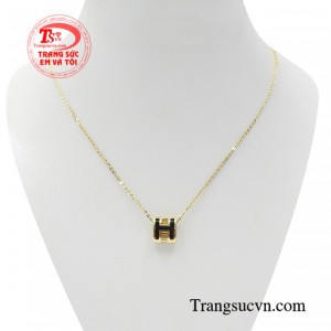 Bộ mặt dây chữ dễ thương không giới hạn độ tuổi, tính cách, phù hợp với những bộ đồ từ công sở hay đi chơi.