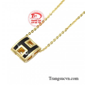 Bộ mặt dây chữ dễ thương tinh tế.