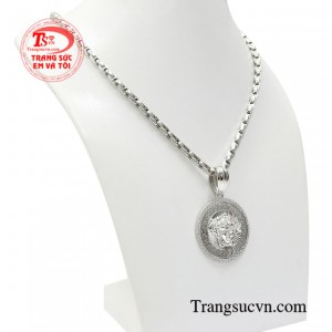 Từng đường nét trên sản phẩm đã được những người thợ kim hoàn chế tác một cách tỉ mỉ, đường nét tinh tế mang đến vẻ năng động và mạnh mẽ cho nam giới.