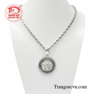 Bộ mặt dây nam cá tính hiện đang là mẫu trang sức được phái mạnh đặc biệt yêu thích.