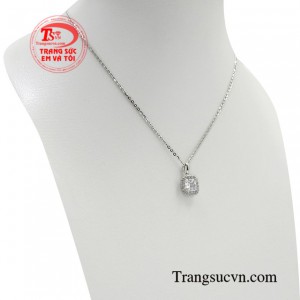 Bộ sản phẩm sẽ thật thích hợp khi phối cùng những bộ cánh thướt tha, thanh lịch.