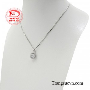 Khi diện món trang sức này các cô gái tỏa sáng như những đóa hoa kiêu sa mà lại dịu ngọt khiến bao người say mê.