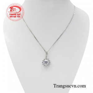 Bộ mặt dây nữ thanh nhã là sự kết hợp hoàn hảo giữa mặt dây vàng trắng lấp lánh và dây chuyền o kết tinh tế.