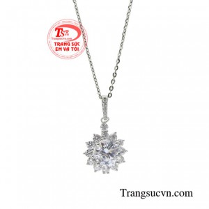 Bộ sản phẩm thích hợp với nhiều kiểu trang phục với mọi hoàn cảnh khác nhau là món trang sức yêu thích của phái đẹp.