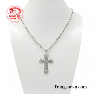 Bộ mặt dây thánh giá hộ mệnh hiện đang là mẫu sản phẩm được giới trẻ vô cùng yêu thích.
