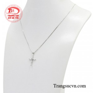 Cùng với quần áo, hay nước hoa thì trang sức phụ kiện chính là sự lựa chọn tuyệt vời để giúp các quý cô gây ấn tượng, đem đến vẻ sang trọng và đầy tri thức.