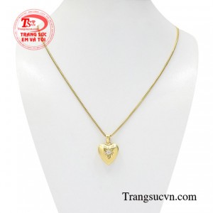 Bộ mặt dây vàng hiện đại là sự kết hợp giữa dây chuyền vàng và mặt dây trái tim dễ thương.