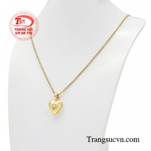 Đây có lẽ là món trang sức không thể thiếu giúp các cô gái tỏa sáng hơn trước đám đông.