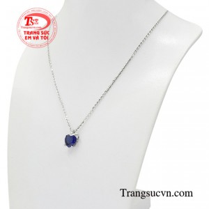 Khi diện món trang sức này bạn thực sự giống như những đóa hoa kiêu sa là món phụ kiện không thể thiếu dành cho các quý cô.