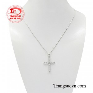 Bộ thánh giá an lành đẹp xinh được những thợ hoàn kim chế tác một các tỉ mỉ, với điểm nhấn là hàng đá sáng lấp lánh.