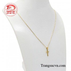 Với sự kết hợp hoàn hảo của mặt dây thánh giá nhỏ xinh và dây chuyền vàng tinh tế tạo nên một sản phẩm hợp thời trang và xinh xắn.