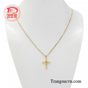 Bộ thánh giá vàng ruby an lành với kiểu chế tác đầy ấn tượng giúp người đeo thể hiện được nét duyên dáng, dịu ngọt.