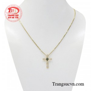 Bộ thánh giá vàng sapphire mệnh mộc là sự kết hợp hoàn hảo của thánh giá vàng đá quý và dây chuyền vàng tinh tế.