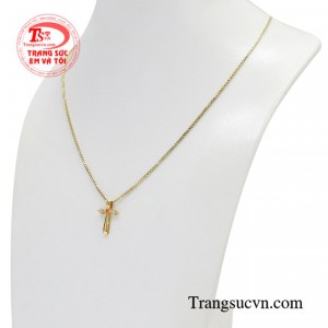 Nếu thiếu đi bộ dây chuyền thánh giá thì thật là thiếu sót cho một diện mạo hoàn hảo của một cô gái thông minh và hiện đại.