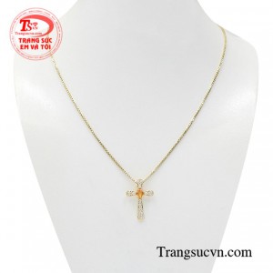 Bộ thánh giá vàng sapphire tinh tế mang đén nét đẹp sang trọng mà lại vô cùng duyên dáng cho người đeo.