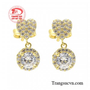 Bông tai vàng dễ thương là vẻ đẹp chỉn chu của người phụ nữ hiện đại, khoác lên mình dáng vẻ thanh thoát nhưng cũng ẩn chứa đầy sức quyến rũ đến khó tả.