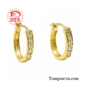 Bông tai vàng nữ tính lấy hình ảnh từ một cô gái duyên dáng nhưng vẫn đầy quyết đoán và mạnh mẽ.