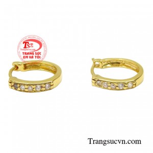 Đôi hoa tai này giúp phái đẹp đem đến vẻ đẹp chỉn chu với dáng vẻ thanh thoát nhưng cũng ẩn chứa đầy sức quyến rũ đến khó tả.