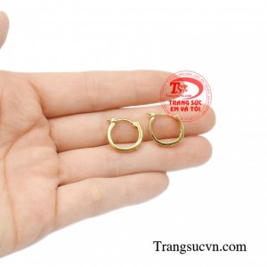 Dù bạn là ai thì khi lựa chọn khoác lên mình đôi bông tai vàng này thì ắt hẳn bạn là người vô cùng tự tin và tràn đầy năng lượng.