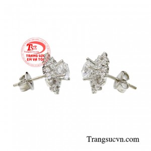 Với kiểu chế tác tinh xảo, gắn đá CZ lấp lánh dễ dàng kết hợp nhiều kiểu trang phục tạo dấu ấn riêng cho người đeo. 