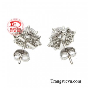 Vì vậy, đôi hoa tai vàng trắng là một trong những món quà tặng được các quý cô đặc biệt mong chờ. 