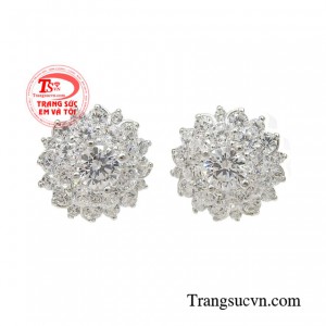 Bông tai vàng trắng duyên dáng 18k gắn đá CZ lấp lánh là phụ kiện không thể thiếu của phái đẹp. 