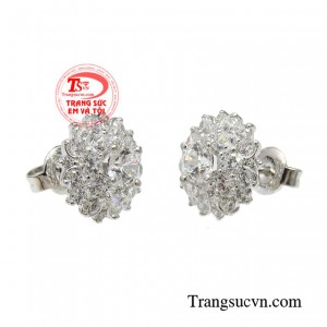 Với thiết kế tinh tế mang lại cho các cô nàng đôi hoa tai xinh xắn và độc đáo.