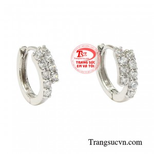 Bông tai vàng trắng thời trang mang trên mình một người phụ nữ thông minh, luôn độc lập về tài chính.