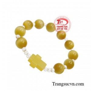 Chuỗi mân côi được kết từ đá mắt hổ vàng có độ trong hoàn hảo. 