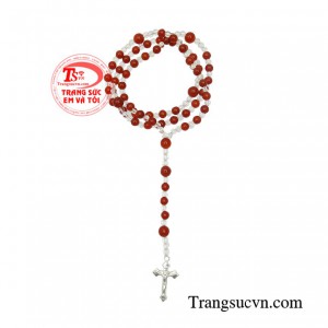 Lần chuỗi mân côi là một hình thức cầu nguyện với Mẹ, việc đọc kinh mân côi như là một cử chỉ tôn kính và dâng lên Mẹ Maria những đóa hồng thiêng liêng.