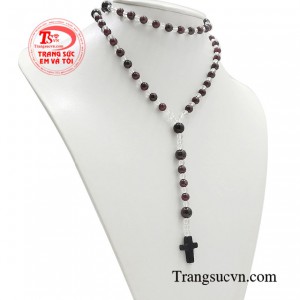 Chỉ cần nghe tên ngọc hồng lựu bạn cũng có thể cảm nhận được vẻ đẹp và sự sang trọng của loại đá này.