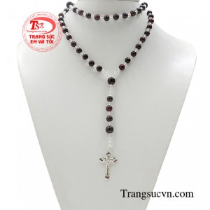 Chuỗi tràng hạt garnet được biết đến như một vật tâm linh đem đến điều bình an tốt lành cho người sở hữu. 