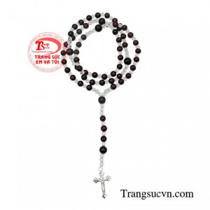Chuỗi hạt được kết từ đá garnet và thánh giá bạc 925 cao cấp rất phù hợp với người mệnh thổ và mệnh hỏa. 
