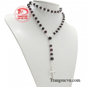 Không những vậy chúng còn rất được ưa chuộng bởi vẻ thời trang có thể kết hợp được với mọi phong cách trang phục khác nhau. 