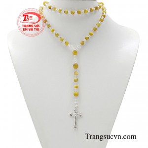 Chuỗi tràng hạt may mắn được chế tác từ đá mắt hổ đem đến sự bình an cho người sử dụng.